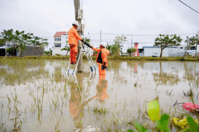 Khôi phục điện sau lũ: EVNCPC nỗ lực vì miền Trung