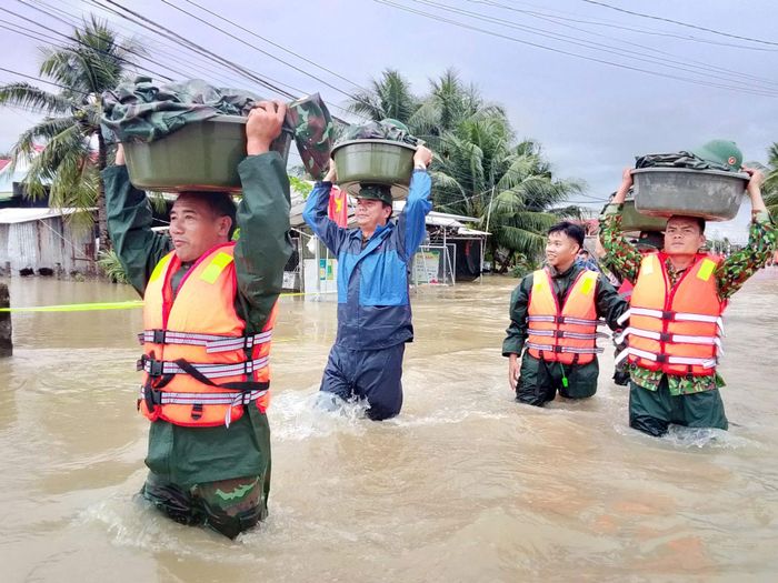 Bộ đội giúp người dân di chuyển đồ đạc
