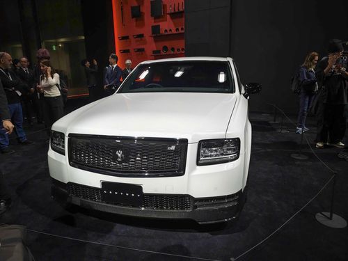 Logo GR trên Toyota Century GRMN