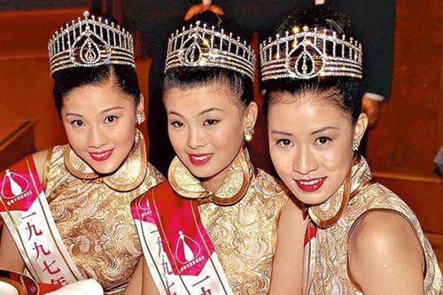 Lý Minh Huệ đạt Á hậu 1 Hoa hậu Hong Kong 1997 (giữa). Xa Thi Mạn (bìa phải) là á hậu 2 tại cuộc thi. 