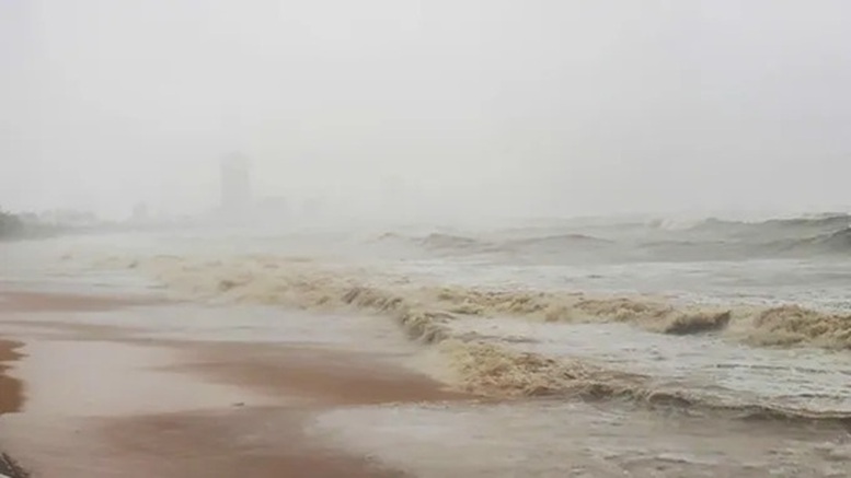 CẬP NHẬT: Bão số 13 suy yếu thành áp thấp nhiệt đới- Ảnh 2. CẬP NHẬT: Bão số 13 suy yếu thành áp thấp nhiệt đới- Ảnh 2.