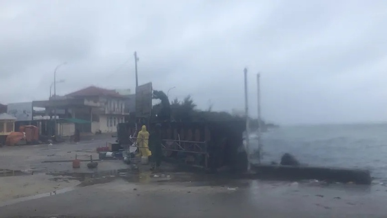 CẬP NHẬT: Bão số 13 suy yếu thành áp thấp nhiệt đới- Ảnh 3. CẬP NHẬT: Bão số 13 suy yếu thành áp thấp nhiệt đới- Ảnh 3.