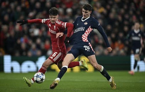 Guus Til (20) đưa PSV vượt lên sau giờ nghỉ