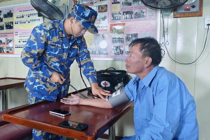 Quân y tàu 954 tiến hành chăm sóc, kiểm tra sức khỏe cho các thuyền viên vừa được cứu nạn.