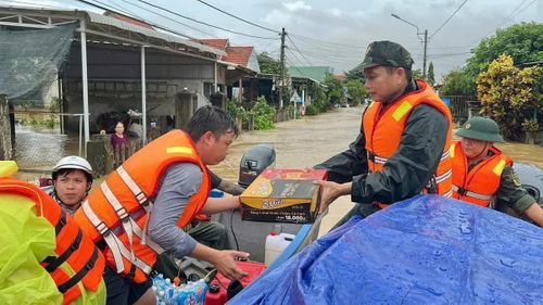 Hàng hóa được chuyển đến viện trợ người dân vùng lũ.