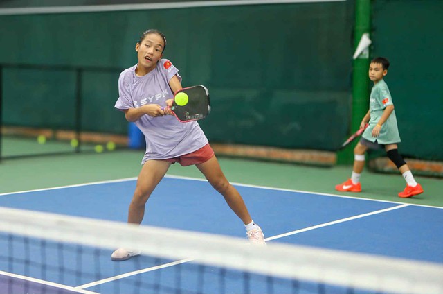 Đan Linh Hương tập luyện pickleball