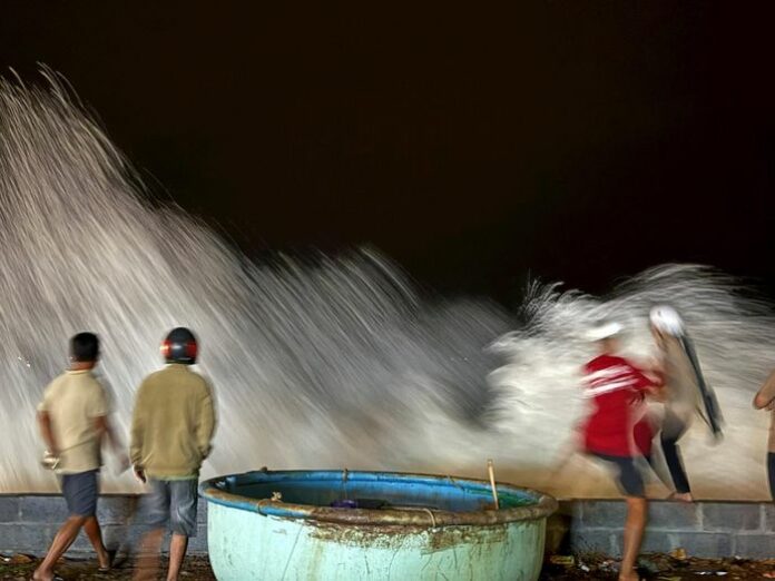Mũi Né chống chọi sóng dữ: Cảnh báo khẩn cấp!