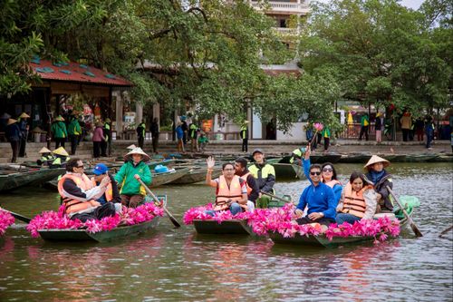 Du khách Ấn Độ thích thú khi tham quan Tam Cốc - Bích Động