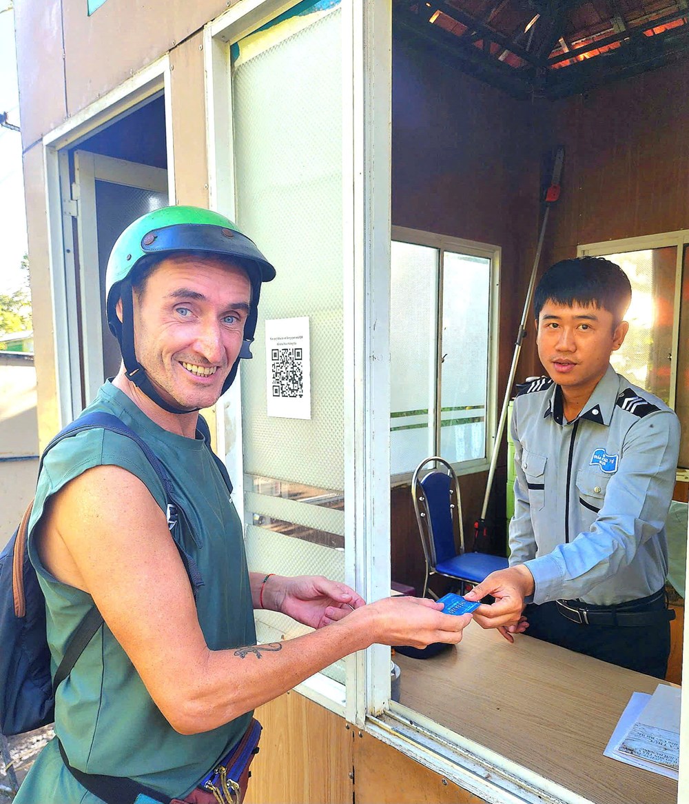 Du khách khi lên tham quan, dã ngoại bán đảo Sơn Trà sẽ được cấp thẻ màu xanh để sử dụng và trả lại ngay trong ngày