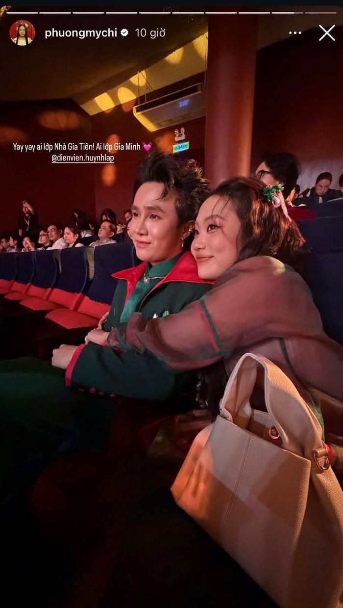 Phương Mỹ Chi tựa đầu và ôm lấy diễn viên Huỳnh Lập đầy thân thiết (Ảnh: ISNV).