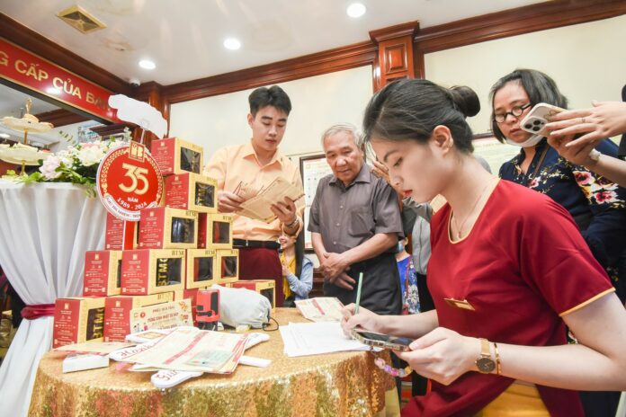 Giá Vàng Hôm Nay: Cơ Hội và Thách Thức Đầu Tư (18/11/2025)