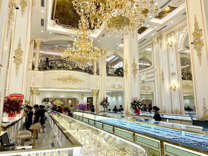 Giá vàng hôm nay 20/11: Tăng mạnh trên diện rộng