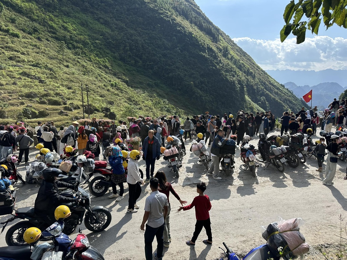 Lo Lo Chai,  om phong,  Ha Giang,  moi gioi anh 15