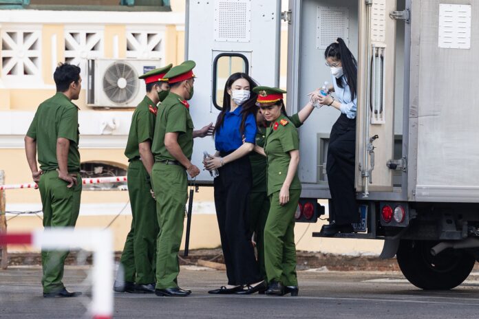 Phiên Tòa Xét Xử Vụ Án Sản Xuất Hàng Giả Liên Quan Đến Hoa Hậu Thuỳ Tiên