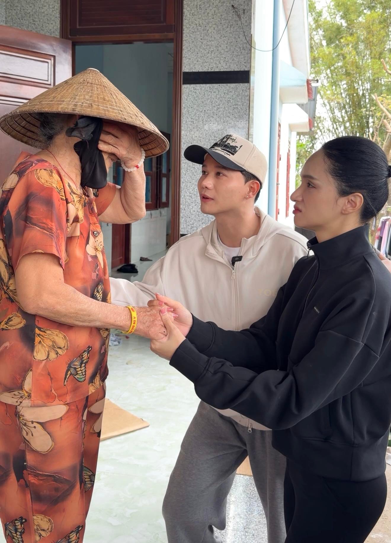 Các nghệ sĩ Việt đang chung tay hỗ trợ bà con miền Trung đang gặp khó khăn vì đợt mưa lũ lịch sử