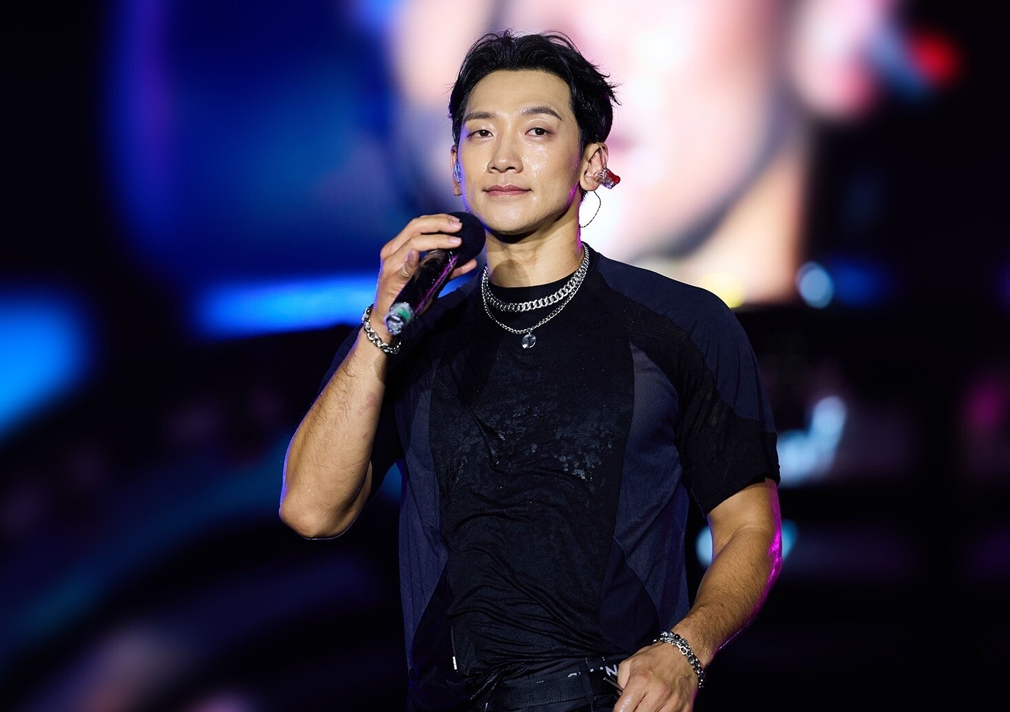 Bi Rain trình diễn dưới nước