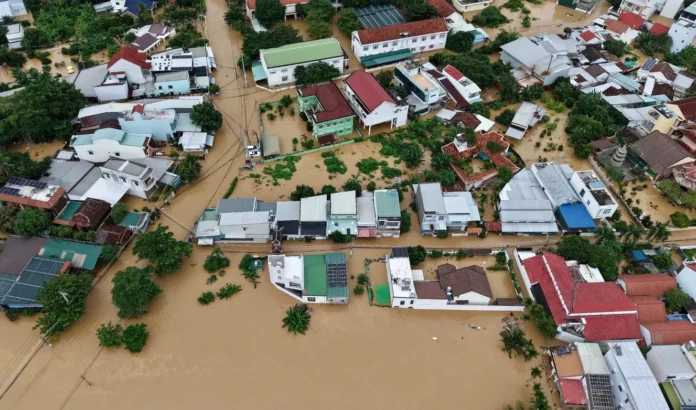 Miền Trung và cơn mưa lũ lịch sử