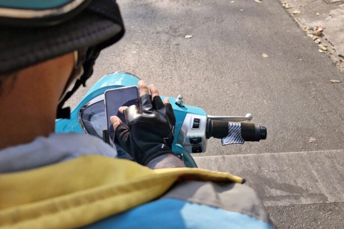 Gắn Điện Thoại Lên Xe Máy Có Bị Phạt Không? Giải Đáp Chi Tiết