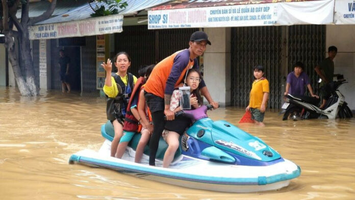 Ngập lụt Nha Trang: Khoảnh khắc sinh tử và lòng người ấm áp