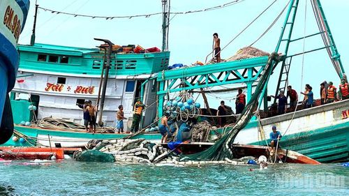 Tổ công tác Đồn Biên phòng Hòn Chuối và ngư dân hỗ trợ chuẩn bị lai dắt tàu cá bị chìm vào cảng Hòn Chuối. 