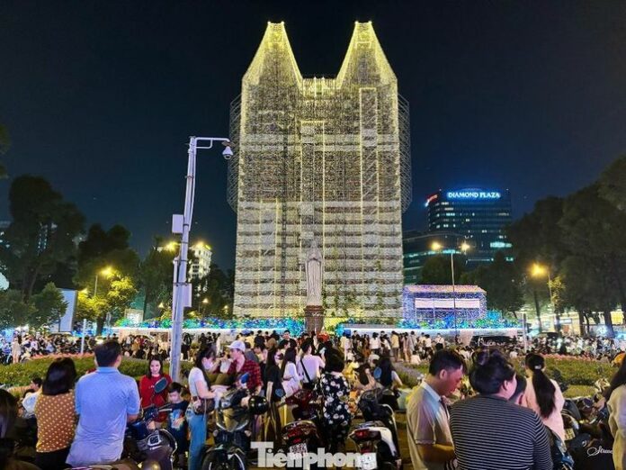 Sài Gòn Rực Rỡ Mùa Giáng Sinh Sớm