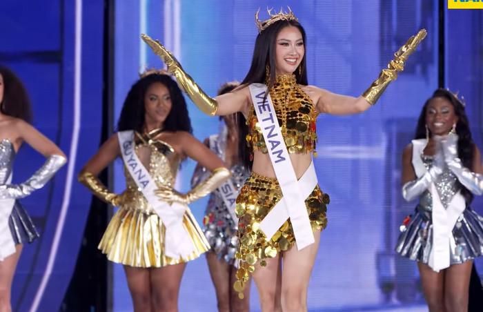 Phương Linh được gọi t ên vào top trong đêm chung kết Miss Cosmo.