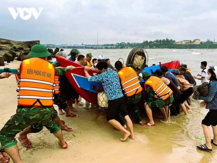 Ngư dân Quảng Trị an toàn nhờ sự hỗ trợ kịp thời của Đồn Biên phòng Cửa Tùng