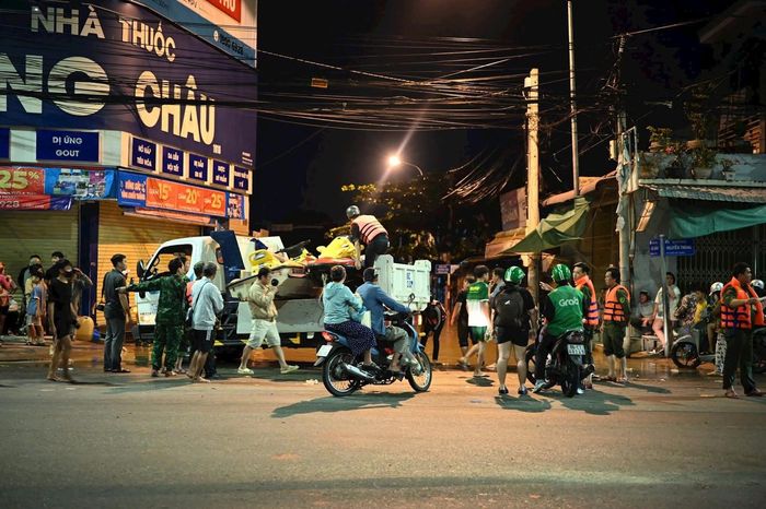 Người dân phường Hàm Thắng thức trắng đêm canh lũ.