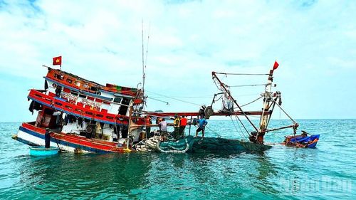 Lực lượng cứu hộ cứu nạn Đồn Biên phòng Hòn Chuối tiếp cận tàu cá bị chìm. 
