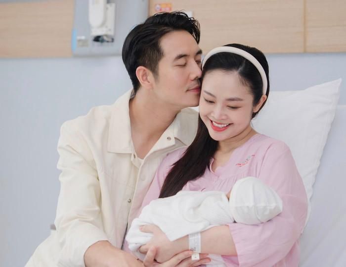 Chồng MC Thùy Linh hết mực quan tâm, cưng chiều vợ và con gái. Ảnh: FBNV