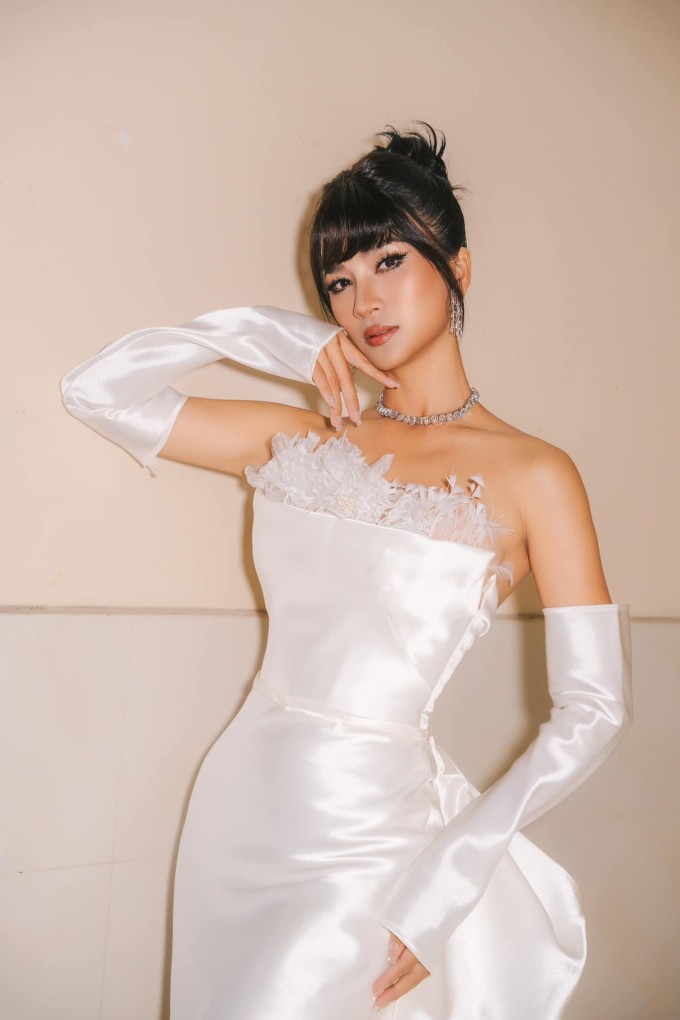 Ở tuổi 38 và đã là mẹ của con gái 18 tuổi, Kim Tuyến vẫn giữ được body gợi cảm, cân đối. Cô thường xuyên xuất hiện trên thảm đỏ với những bộ váy gợi cảm, tôn dáng.