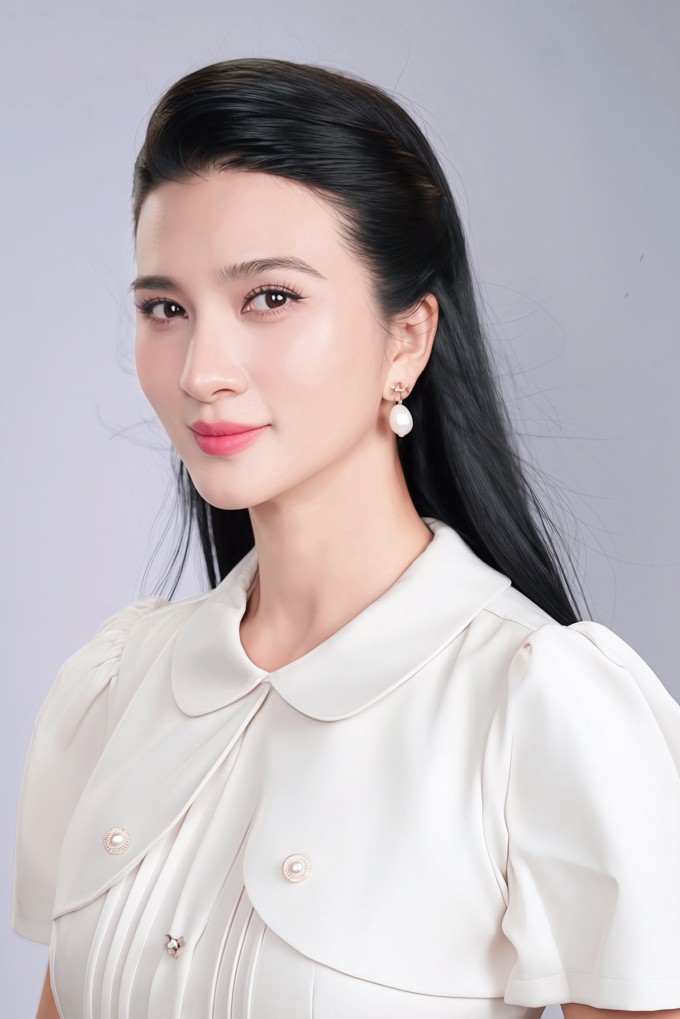 Kim Tuyến sinh năm 1987, nổi tiếng cách đây hơn 20 năm từ khi tham gia cuộc thi "Phụ nữ thế kỷ 21". Sau đó, cô lấn sân lĩnh vực phim ảnh, ghi dấu ấn với các phim "Chuyện tình đảo ngọc", "Tuổi thanh xuân", "Mộng phù hoa"... Cô được phong tặng danh hiệu NSƯT năm 2023.