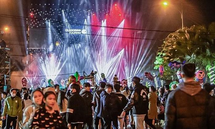 Du khách hòa mình vào lễ hội âm thanh ánh sáng trong đêm Phong Nha Countdown Party