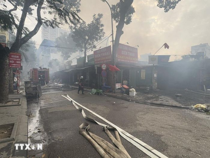 Khói đen bao trùm cả khu vực. (Ảnh: Quốc Lũy/TTXVN)