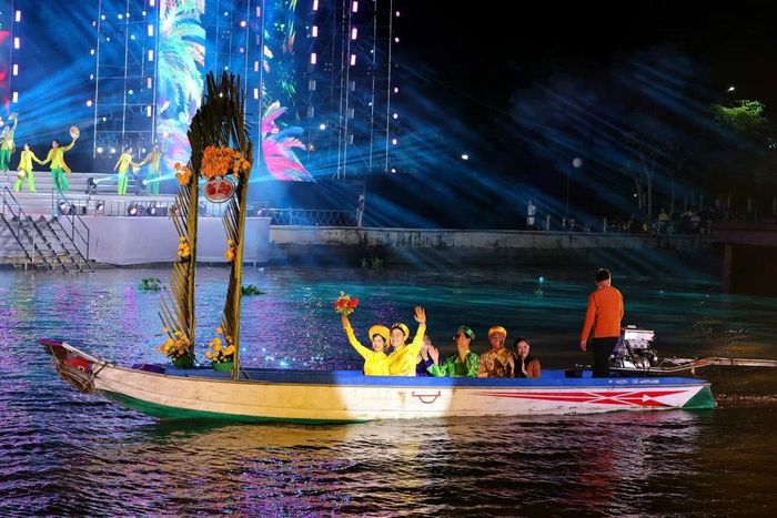 Tái hiện một hoạt cảnh rước dâu bằng xuồng trên sông nước miền Tây.