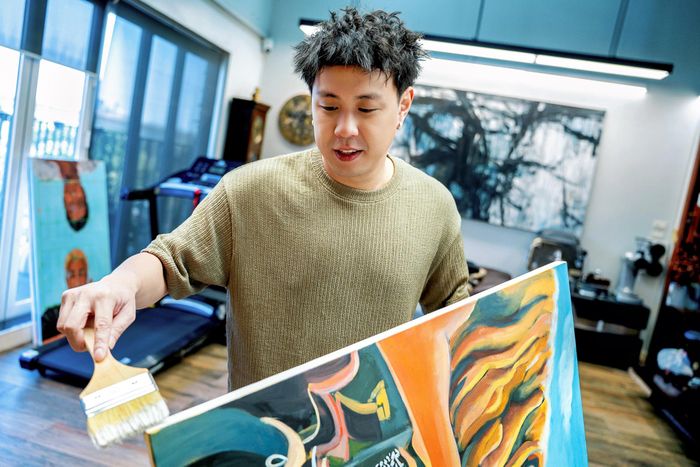  Ngay từ cấu trúc bố cục và hệ biểu tượng, tranh của Thành Phạm cho thấy một nền tảng kỷ luật rõ ràng. 