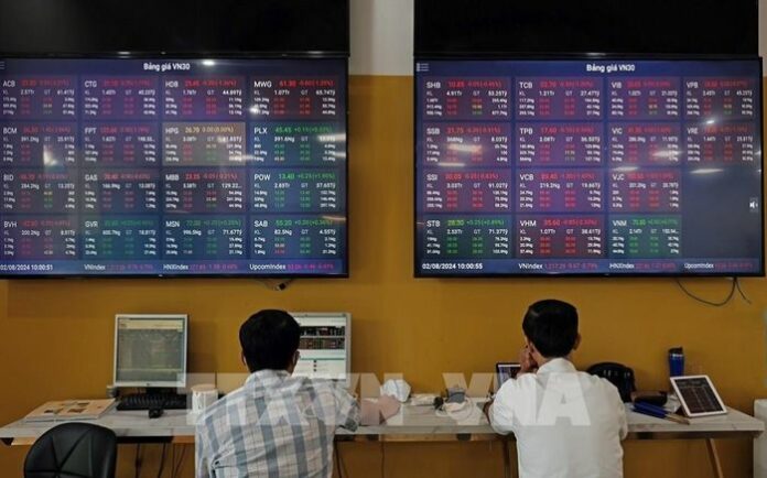 Toàn cảnh thị trường chứng khoán 10/12: VN-Index lao dốc vì nhóm bất động sản