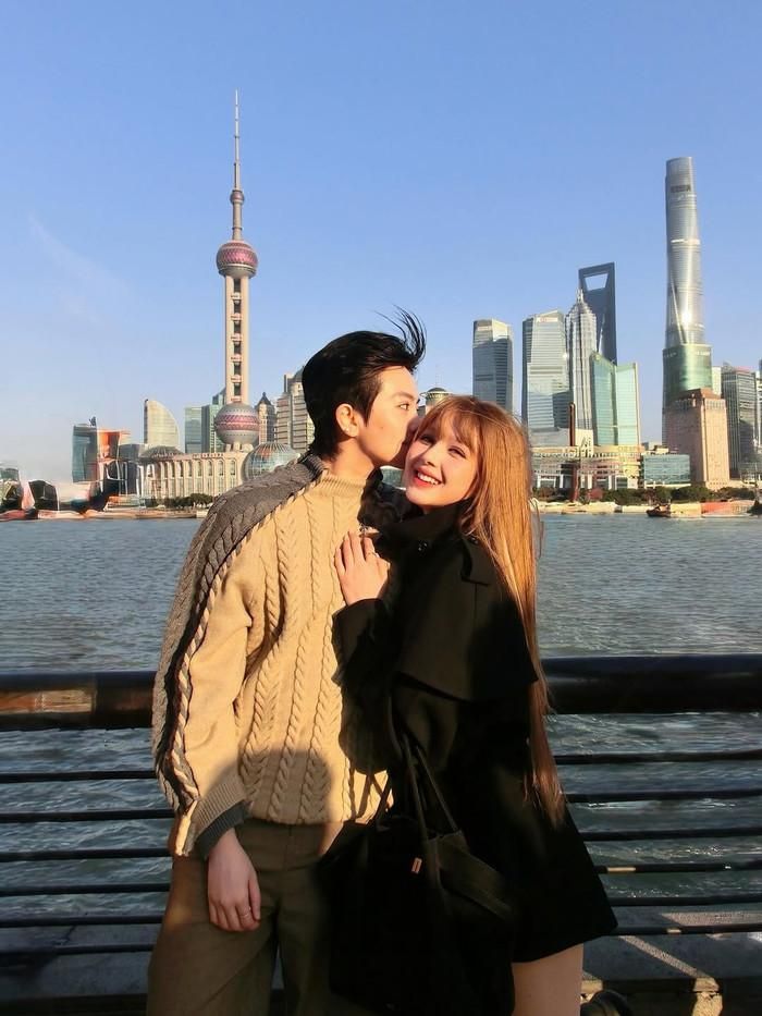 Gil Lê xuất hiện đầy tình tứ bên Xoài Non khiến mạng xã hội "dậy sóng" (Ảnh: ISNV).