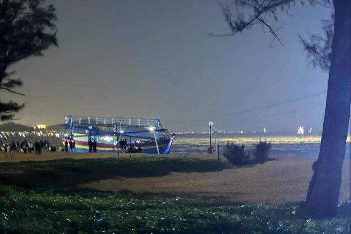 Tàu BTh95456 TS được đưa được vào bờ. (Nguồn: Báo Lâm Đồng)