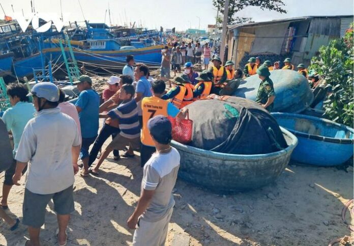 Tàu cá tan hoang, người dân gồng mình chống chọi