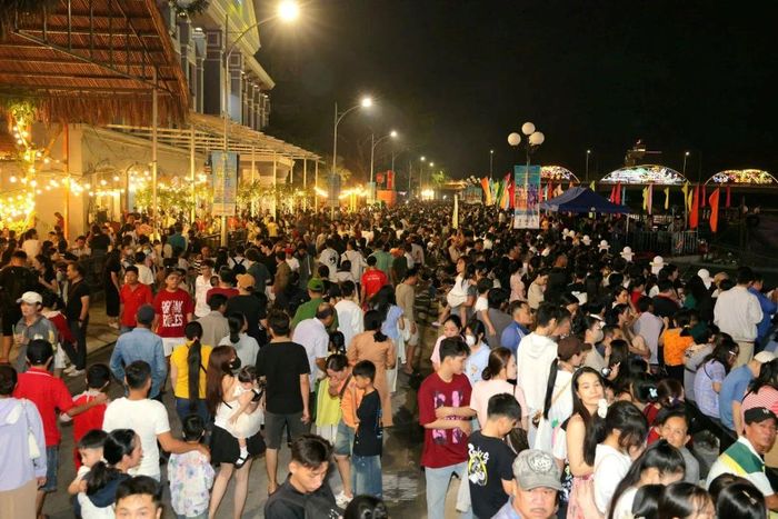 Hàng ngàn người dân chờ đón đêm khai mạc.