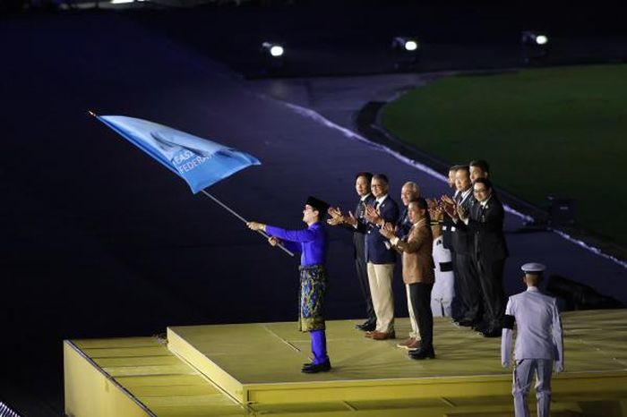 Lá cờ SEA Games được chuyển giao cho đại diện Malaysia-nước chủ nhà SEA Games 34 (dự kiến diễn ra vào năm 2027).