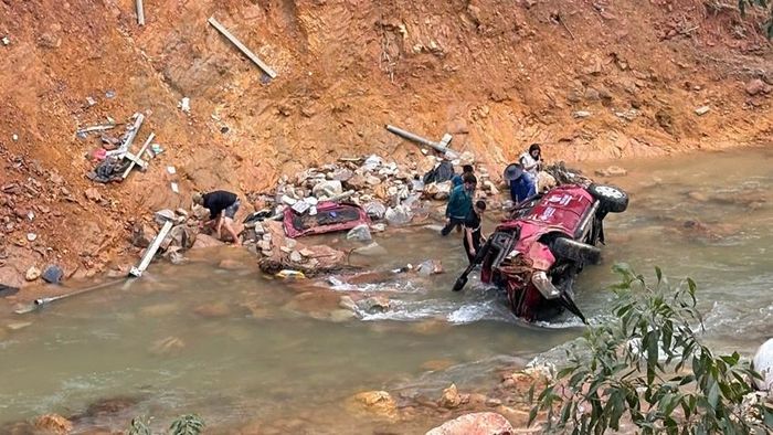 Hiện trường vụ tai nạn xe bán tải lao xuống suối trên cao tốc La Sơn - Túy Loan