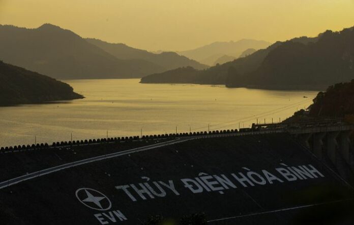 Hồ Hòa Bình: Viên ngọc bích giữa lòng Tây Bắc
