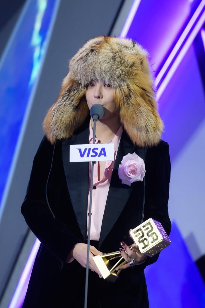 G-Dragon trong studio