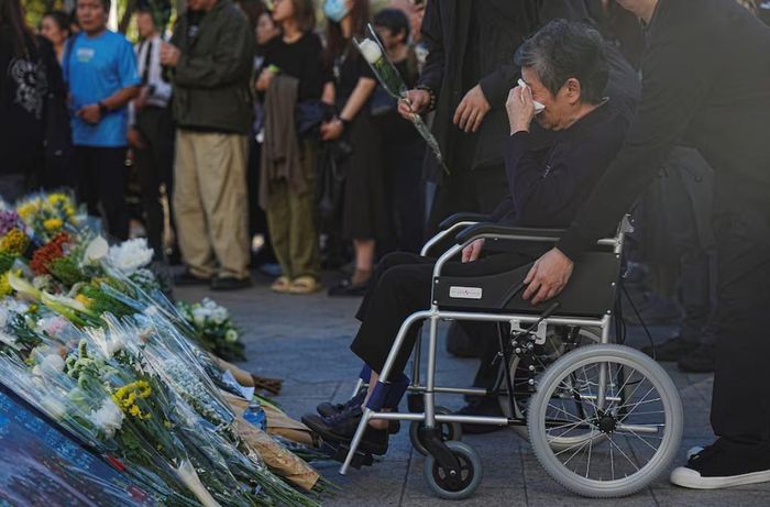 Người dân đặt hoa và tưởng nhớ các nạn nhân trong vụ hỏa hoạn. (Nguồn: Reuters)