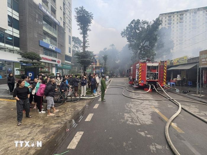 Xe chuyên dụng tại hiện trường vụ hỏa hoạn. (Ảnh: Quốc Lũy/TTXVN.)