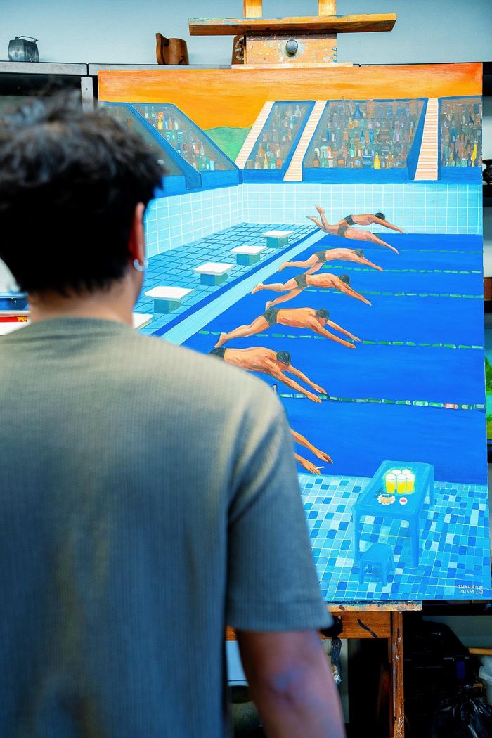 Thành Phạm hoàn thành những đường nét cuối cùng của tác phẩm Bơi Here trước triển lãm.