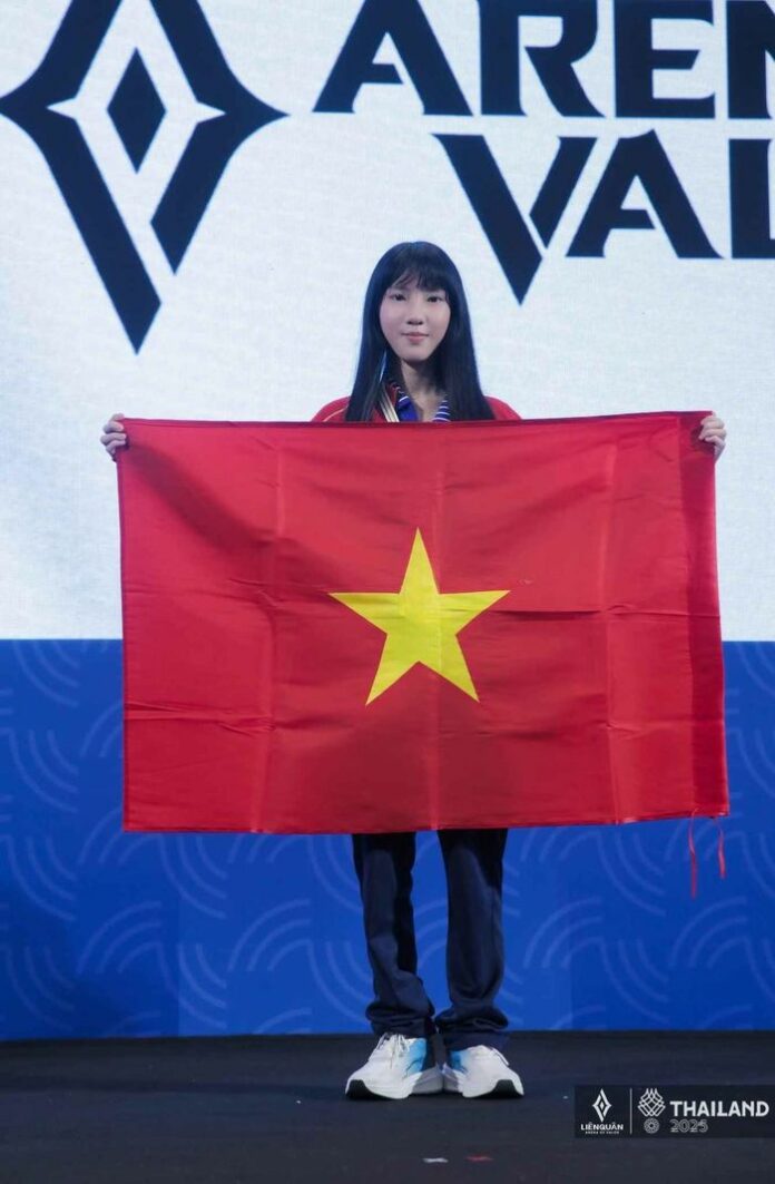 Hoa Tranh: Nữ game thủ Liên Quân và dáng ngồi 