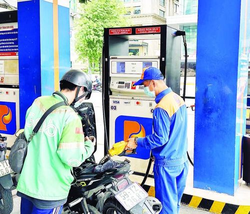 Người dân mua xăng sinh học E10 tại một điểm bán xăng dầu ở phường Xuân Hòa. (Ảnh HOÀNG LIÊM)